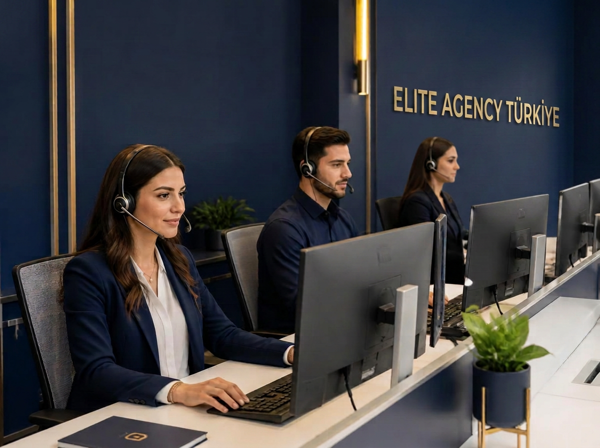 Kulaklıklı müşteri destek ekibi modern çalışma alanında